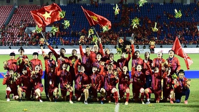 L'équipe féminine vietnamienne de football a gagné sur le score 1 - 0 contre son rival thaïlandais pour remporter la médaille d'or lors du match final de football féminin, dans le cadre des SAE Games 31. Photo : Trân Hai/NDEL.