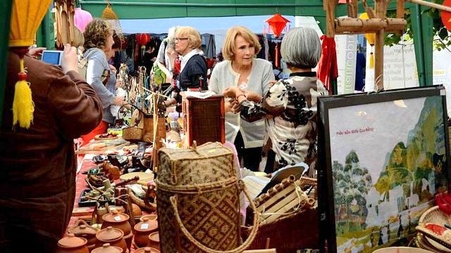 De divers produits artisanaux vietnamiens sont exposés à la Fête du bambou, en banlieue de Paris. Photo: ASSORV.