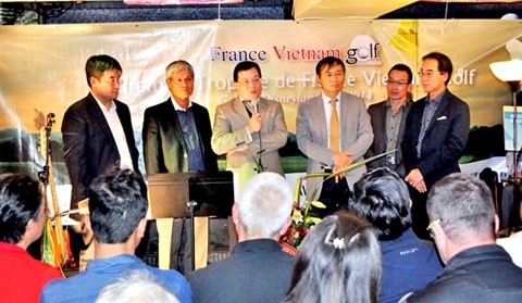 L’ambassadeur du Vietnam en France, Duong Chi Dung, prend la parole lors de la cérémonie. Photo: Khai Hoàn-Dinh Tuân/NDEL.