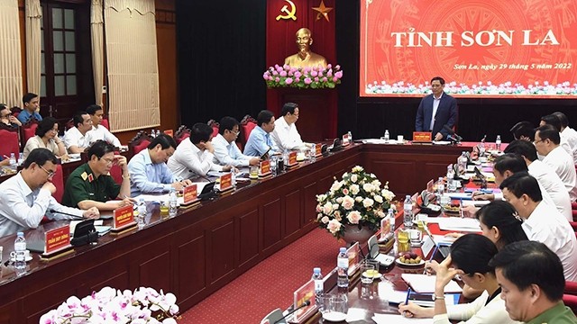Le Premier ministre Pham Minh Chinh (debout) a eu une séance de travail à Son La. Photo : NDEL.