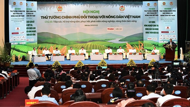 Dialogue entre le Premier ministre vietnamien, Pham Minh Chinh, et les agriculteurs, le 29 mai à Son La. Photo : NDEL.