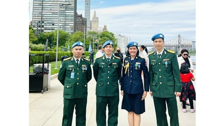 Trois officiers vietnamiens se sont vu décerner la médaille d’honneur de l’ONU. Photo : BQT.