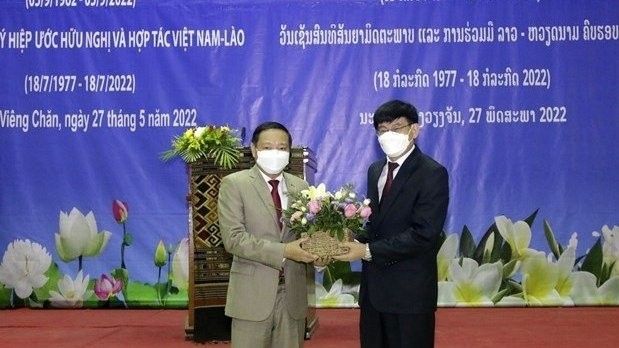 Le ministre laotien de l'Éducation et des Sports, Phout Simmalavong (à droite) et l'ambassadeur du Vietnam au Laos, Nguyên Ba Hùng. Photo : VNA.