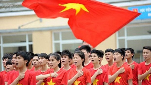Le drapeau national de la République socialiste du Vietnam est de forme rectangulaire avec une largeur égale aux deux tiers de la longueur, de couleur rouge avec une étoile jaune à cinq branches au milieu. Photo : VNA.