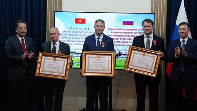Remise de l’Orde de l'Amitié de l’État vietnamien à des experts russes. Photo : VOV.