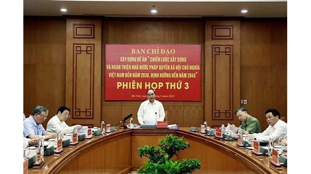 Le Président du Vietnam, Nguyên Xuân Phuc (debout), lors de la réunion.  Photo : VNA.