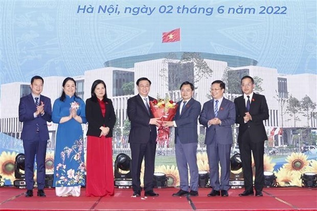 Le Président de l’Assemblée nationale Vuong Dinh Huê (centre) avec les jeunes députés de la XVe Assemblée nationale, à Hanoi, le 2 juin. Photo: VNA.