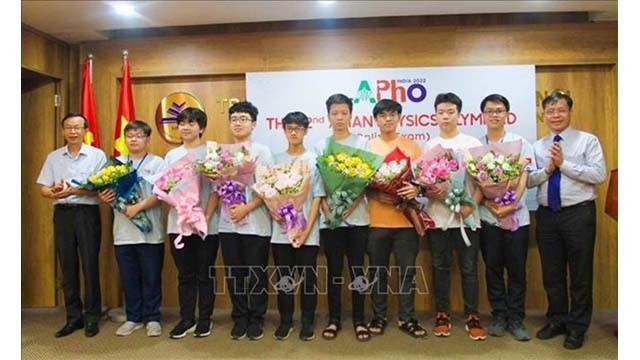 Les élèves vietnamiens primés aux Olympiades de physique d'Asie 2022. Photo: VNA.