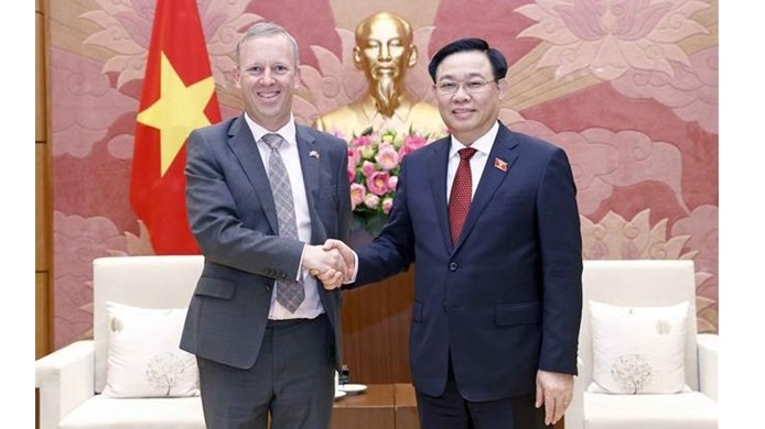 Le Président de l'Assemblée nationale du Vietnam, Vuong Dinh Huê (à droite), et l'ambassadeur britannique au Vietnam, Gareth Ward. Photo : VNA.