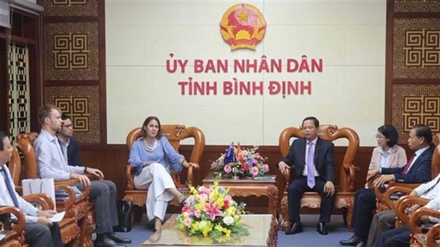 L’ambassadrice de la Nouvelle-Zélande au Vietnam, Tredene Dobson, visite le Service de pédiatrie de la Polyclinique de Binh Dinh. Photo : VNA.