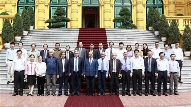 Le Président Nguyên Xuân Phuc (premier rang, 7e à partir de la gauche) et les délégués. Photo : VNA.