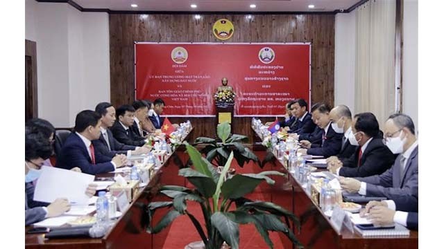 Vu Hoài Bac, chef du Comité gouvernemental des affaires religieuses s’est entretenu mardi à Vientiane avec Chanpheng Xutthivong, vice-président du Comité central du Front d’édification nationale du Laos. Photo : VNA.