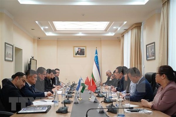L'ambassadeur Dang Minh Khôi travaille avec le ministère de l'Investissement et du Commerce extérieur de l'Ouzbékistan. Photo : VNA.
