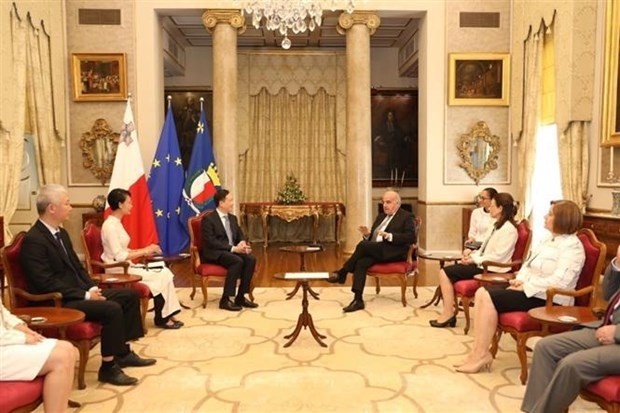 Le Président maltais George Vella (droite) reçoit l'ambassadeur du Vietnam en Italie et à Malte, Duong Hai Hung (à gauche). Photo : VNA.