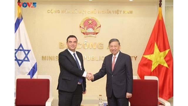 Le ministre de la Sécurité publique, Tô Lâm (à droite), et l'ambassadeur d’Israël au Vietnam, Nadav Eshcar. Photo : VNA.