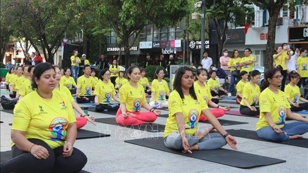 Pratique collective de yoga à Hô Chi Minh-Ville. Photo : VNA.