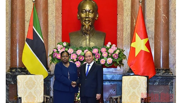Le Président du Vietnam, Nguyên Xuân Phuc (à droite), et la Présidente de l'Assemblée de la République du Mozambique, Esperanca Laurinda Francisco Nhiuane Bias. Photo : NDEL.