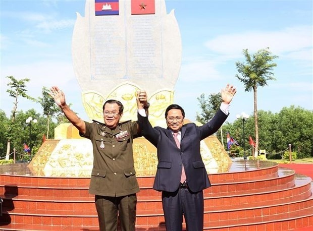 Le Premier ministre vietnamien, Pham Minh Chinh (à droite), et son homologue cambodgien, Hun Sen, à la stèle commémorative à Lôc Tân, district de Lôc Ninh, province de Binh Phuoc (au Sud du Vietnam). Photo : VNA.