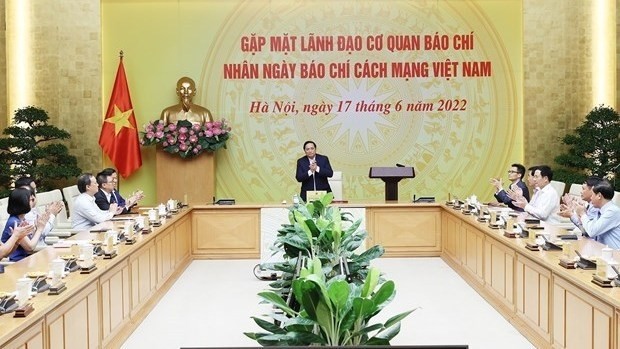 Le Premier ministre Pham Minh Chinh lors de la rencontre avec les organes de presse, à Hanoi, le 17 juin. Photo : VNA.