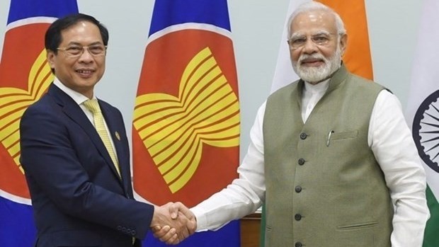 Le ministre vietnamien des Affaires étrangères, Bùi Thanh Son (à gauche), rend une visite de courtoisie au Premier ministre indien, Narendra Modi. Photo : VNA.