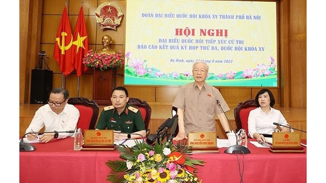 Le Secrétaire général du Parti comuniste du Vietnam rencontre des électeurs de Hanoï. Photo : VNA