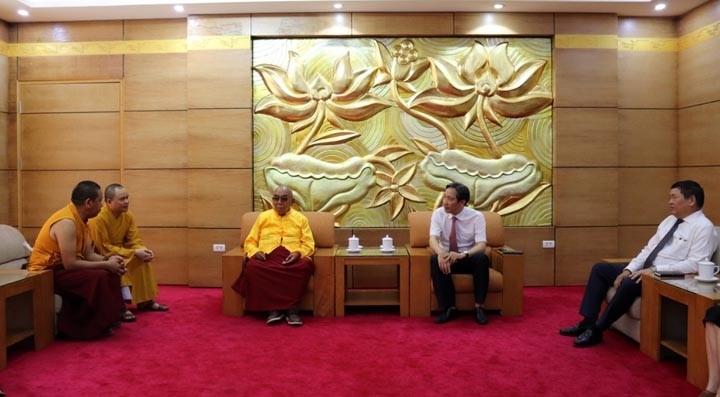 Le président de l’Association d’Amitié Vietnam – Népal, Trân Anh Tuân (à droite), reçoit la délégation de bouddhistes népalais. Photo : Thoidai.