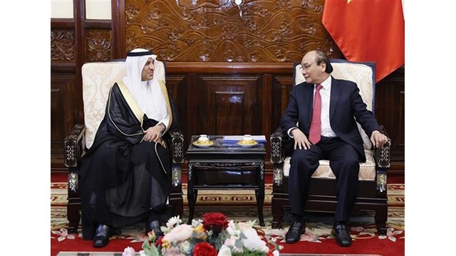 Le Président vietnamien, Nguyên Xuân Phuc (à droite), et l'ambassadeur d'Arabie saoudite Saud F.M AlSuwelim. Photo : VNA.