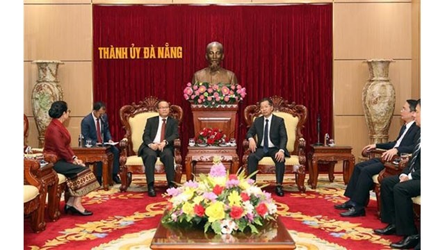 Le secrétaire du Comité du Parti de la ville de Dà Nang, Nguyên Van Quang (à droite) et le nouveau consul général du Laos à Dà Nang, Souphanh Hadaoheuang, le 22 juin. Photo : VNA.