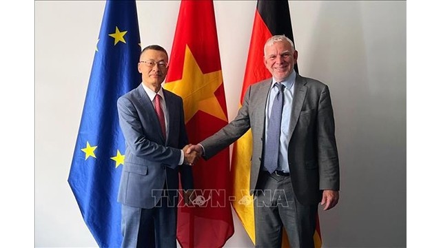 Le secrétaire d'État du ministère allemand de la Coopération économique et du Développement, Jochen Flasbart  (à droite) et l'ambassadeur Vu Quang Minh (à gauche). Photo : VNA.