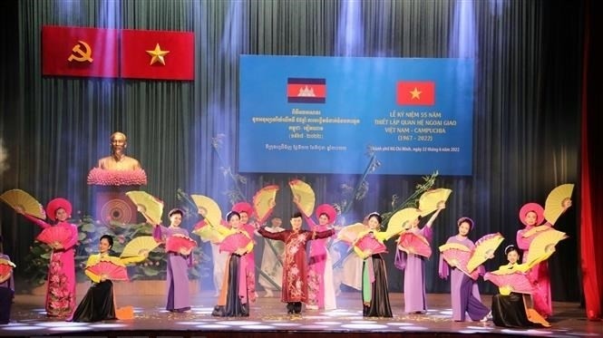 Un numéro artistique lors de la cérémonie de célébration du 55e anniversaire de l'établissement des relations diplomatiques entre le Vietnam et le Cambodge. Photo : VNA.
