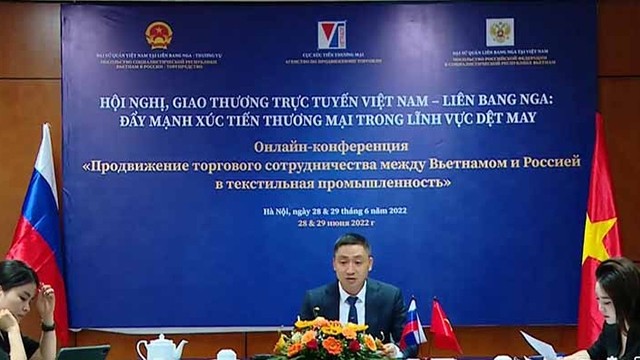Le conseiller commercial du Vietnam en Fédération de Russie, Duong Hoàng Minh, s'exprime lors de l'événement. Photo : congthuong.vn