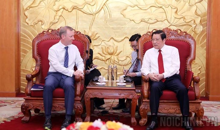 Le chef de la Commission des Affaires intérieures du Comité central du PCV, Phan Dinh Trac (à droite), et l’ambassadeur britannique, Gareth Ward. Photo : noichinh. 