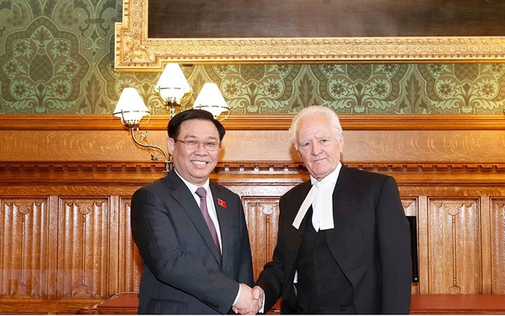 Le Président de l'Assemblée nationale du Vietnam Vuong Dinh Huê (gauche) et le Président de la Chambre des Lords du Royaume-Uni, John Mcfall. Photo : VNA