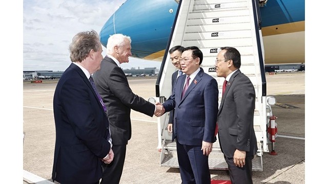Le Président de l'Assemblée nationale du Vietnam, Vuong Dinh Huê, arrive à l'aéroport d'Heathrow à Londres, entamant sa visite officielle au Royaume-Uni du 28 au 30 juin. Photo: VNA