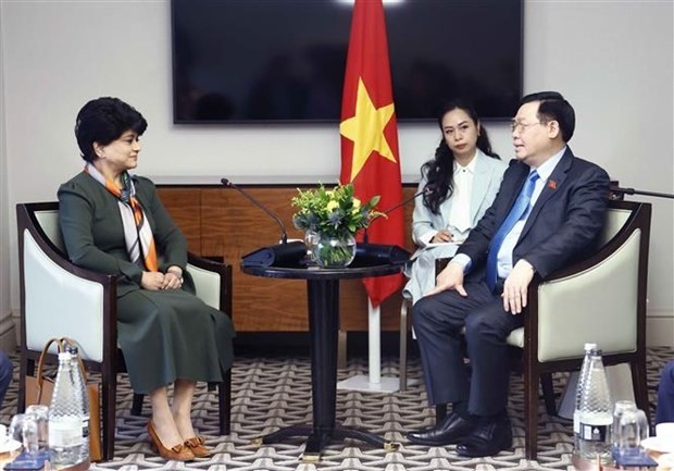 Le Président de l’Assemblée nationale vietnamienne, Vuong Dinh Huê, et la présidente de Prudential, Shriti Vadera. Photo : VNA.