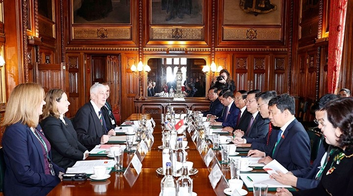 Entretien entre le Président de l’AN du Vietnam, Vuong Dinh Huê, et le Président de la Chambre des communes britannique, Linsay Hoyle. Photo : VNA.