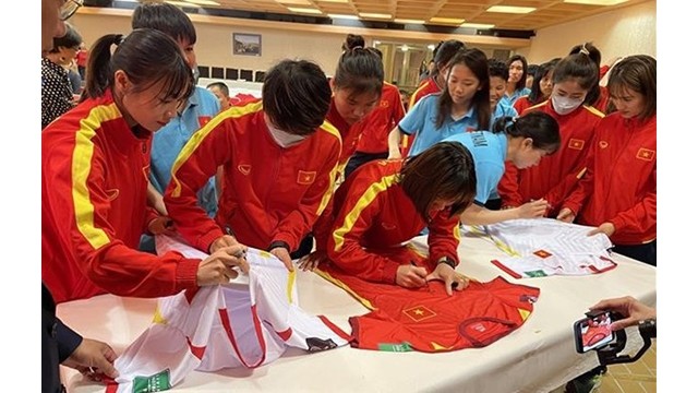 L'équipe nationale de football féminin du Vietnam chaleureusement accueillie à Paris. Photo : VNA.