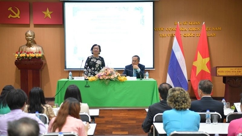 L’ancienne Vice-Présidente vietnamienne, Truong My Hoa, rencontr le personnel de l’ambassade du Vietnam, et des représentants des Vietnamiens d’outre-mer en Thaïlande. Photo : NDEL.
