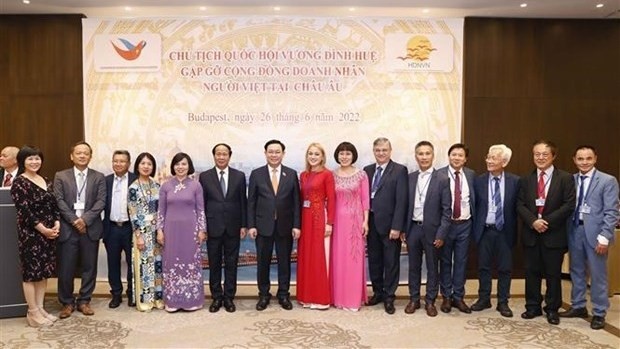 Le Président de l’AN du Vietnam, Vuong Dinh Huê, rencontre des entrepreneurs vietnamiens en Europe. Photo : VNA.