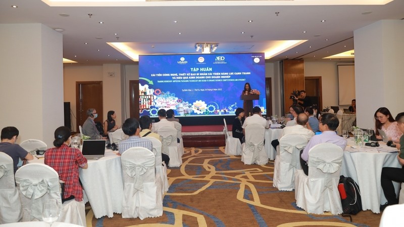 Lors de la session de formation sur « l’amélioration technologique et la conception des emballages pour améliorer la compétitivité et l’efficacité commerciale en faveur des entreprises vietnamiennes ». Photo: VOV