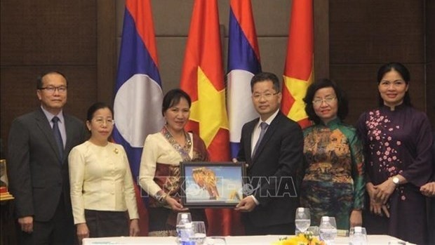 Des représentants de l'Union des femmes du Laos et du  Comité du Parti de Da Nang. Photo: VNA
