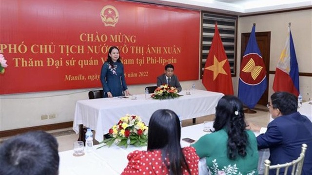 La Vice-Présidente Vo Thi Anh Xuân à la rencontre avec le personnel de l’Ambassade du Vietnam et des représentants de la communauté vietnamienne aux Philippines, le 30 juin à Manille. Photo : VNA.