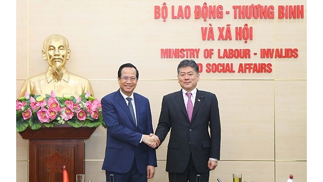 Le ministre du Travail, des Invalides et des Affaires sociales Dao Ngoc Dung (à gauche) et le ministre de la Justice du Japon (à droite). Photo: Molisa