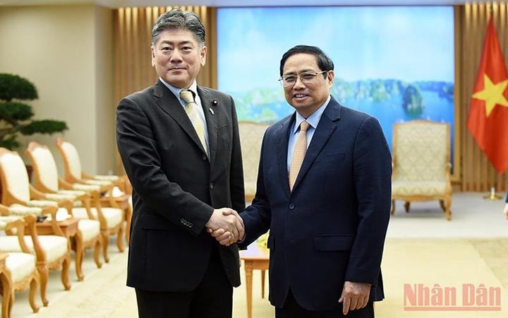 Le Premier ministre vietnamien, Pham Minh Chinh (à droite), et le ministre japonais de la Justice Furukawa Yoshihisa, à Hanoi, le 30 juin. Photo : NDEL.