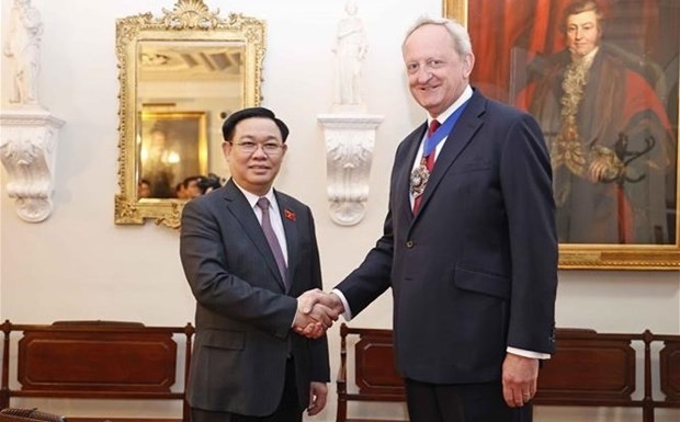 Le Président de l’Assemblée nationale vietnamienne, Vuong Dinh Huê (à gauche), rencontre le maire par intérim de la City de Londres, Peter Estlin. Photo : VNA.