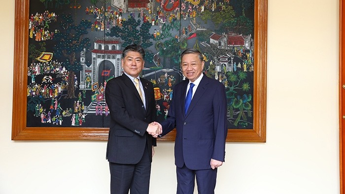 Le ministre de la Sécurité publique, Tô Lâm (à droite) et le ministre japonais de la Justice, Furukawa Yoshihisa, le 30 juin à Hanoï. Photo : cand.vn