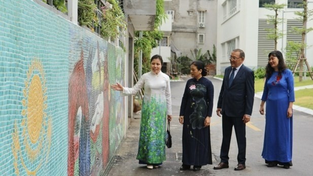 Cérémonie d’inauguration de la fresque kazakhe dans les enceintes de l’Académie diplomatique du Vietnam, le 30 juin. Photo : VNA