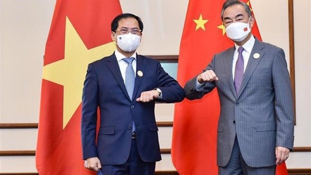 Le ministre vietnamien des Affaires étrangères, Bùi Thanh Son (à gauche), et le Conseiller d'Etat et ministre chinois des Affaires étrangères, Wang Yi. Photo : VNA.