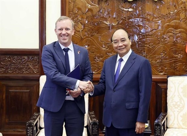 Le Président vietnamien, Nguyên Xuân Phuc (à droite), et l'ambassadeur du Royaume-Uni et d'Irlande, Gareth Ward. Photo : VNA.