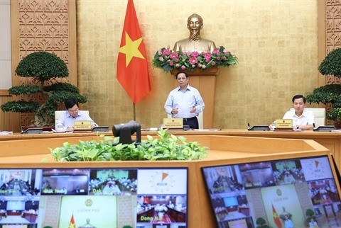 Le Premier ministre vietnamien, Pham Minh Chinh (debout), préside la réunion périodique du gouvernement, le 4 juillet. Photo : VNA.